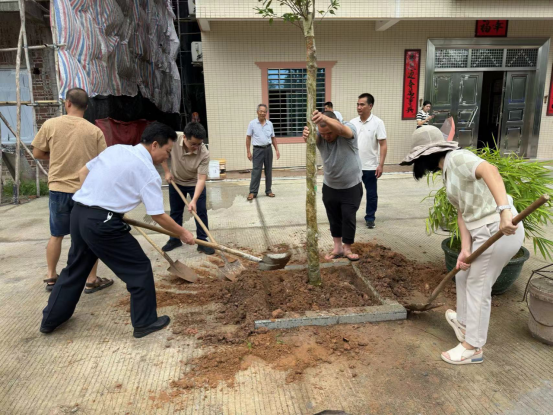 王昌龄到塘尾社区下坡小村参加植树活动112.png
