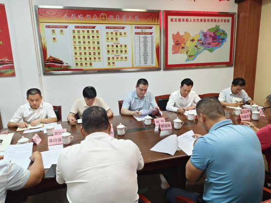 【代表主题活动】刘伟到振文镇人大代表中心联络站接待群众396.png