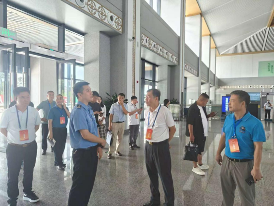 【代表主题活动】陈勇率驻吴湛江市人大代表小组到长岐镇开展主题活动并进站接待群众371.png
