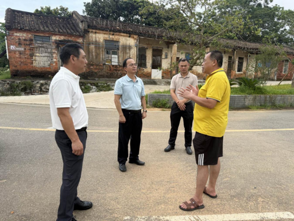 钟维炎率队到浅水镇督导人大代表联络站建设、安全生产及产业发展情况458.png
